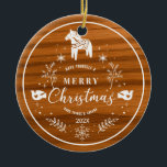 Wit Merry Christmas Ornament Mahogany Wood<br><div class="desc">Witte kerst cirkel ornament met kerst pony,  vredevogels,  sneeuwvlokken,  en botanische takken op een mahoniehout textuur.</div>
