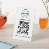 Wit Minimalistisch Bedrijfs Logo en QR Code Reclamebord Met Voetstuk (Insitu)
