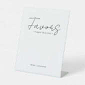 Wit Modern Script Wedding Favors Reclamebord Met Voetstuk (Voorkant)