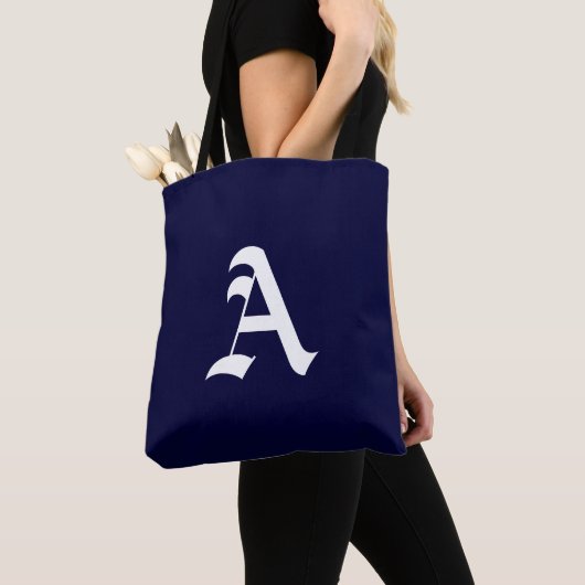 Wit monogram A op marineblauw Tote Bag (Dichtbij)