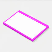 Wit monogram of naam op magenta roze rand post-it® notes (Schuin)