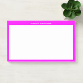 Wit monogram of naam op magenta roze rand post-it® notes (Kantoor)