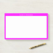 Wit monogram of naam op magenta roze rand post-it® notes (Op bureau)