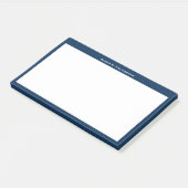 Wit monogram of naam op marineblauwe rand post-it® notes (Schuin)