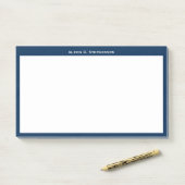 Wit monogram of naam op marineblauwe rand post-it® notes (Op bureau)