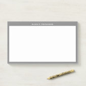 Wit monogram of naam op rand van mediumgrijs post-it® notes (Op bureau)