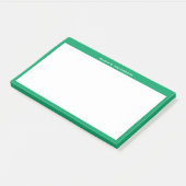 Wit monogram of naam op rand van shamrock groen post-it® notes (Schuin)