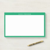 Wit monogram of naam op rand van shamrock groen post-it® notes (Op bureau)