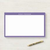 Wit monogram of naam op ultraviolette rand post-it® notes (Op bureau)