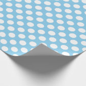 Wit op Baby Blauw Medium Size Polka Dots Cadeaupapier (Hoek)