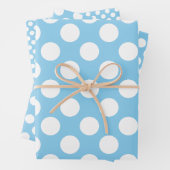 Wit op Baby Blauw Verschillende Maten Polka Dots Inpakpapier Vel (In situ)