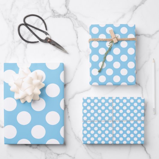 Wit op Baby Blauw Verschillende Maten Polka Dots Inpakpapier Vel (Voorkant)