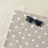 Wit Op Beige Stippenpatroon Met Aangepaste Naam Strandlaken (In situ)