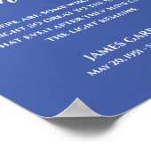 Wit Op Blauw Het Licht Blijft Citaat Herdenking Poster (Hoek)