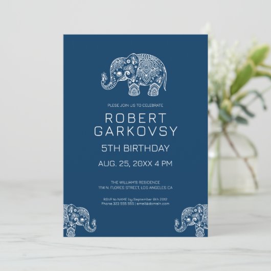 Wit op blauwe bloemige olifant uitnodiging (Staand voorkant)