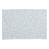 Wit op Dusty Blue | Lino Print Stars Patroon Kussensloop (Voorkant-Rechts)