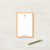 Wit op feloranje flamingo en rand met naam post-it® notes (Op bureau)