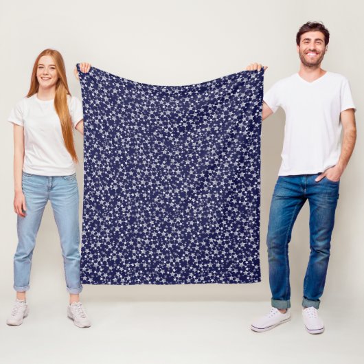 Wit op Midnight Blue | Lino Print Stars Patroon Fleece Deken (In situ)