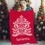 Wit op Rode Scandinavische Nordic Christmas Tree Fleece Deken<br><div class="desc">Hou je van de traditionele Scandinavische folk art stijl kerst vibe? Het is een grillige, charmante stijl die er gewoon zo gezellig uitziet! Deze kleine kerstboom zal zeker de juiste touch aan uw vakantie toevoegen. Omarm de tijdloze charme van het vakantieseizoen met een heerlijke versmelting van traditie en natuur. Dit...</div>