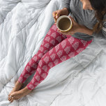 Wit op Rode Scandinavische Nordic Christmas Tree Leggings<br><div class="desc">Hou je van de traditionele Scandinavische volkskunst stijl kerstsfeer? Het is een grillige, charmante stijl die er gewoon zo gezellig uitziet! Deze kleine kerstboom zal zeker de juiste touch aan uw vakantie toevoegen. Omarm de tijdloze charme van het vakantieseizoen met een heerlijke mix van traditie en natuur. Dit ingewikkelde ontwerp...</div>