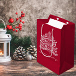 Wit op Rode Scandinavische Nordic Christmas Tree Medium Cadeauzakje<br><div class="desc">Hou je van de traditionele Scandinavische folk art stijl kerst vibe? Het is een grillige, charmante stijl die er gewoon zo gezellig uitziet! Deze kleine kerstboom zal zeker de juiste touch aan uw vakantie toevoegen. Omarm de tijdloze charme van het vakantieseizoen met een heerlijke versmelting van traditie en natuur. Dit...</div>