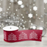 Wit op Rode Scandinavische Nordic Christmas Tree Satijnen Lint<br><div class="desc">Hou je van de traditionele Scandinavische volkskunst stijl kerstsfeer? Het is een grillige, charmante stijl die er gewoon zo gezellig uitziet! Deze kleine kerstboom zal zeker de juiste touch aan uw vakantie toevoegen. Omarm de tijdloze charme van het vakantieseizoen met een heerlijke mix van traditie en natuur. Dit ingewikkelde ontwerp...</div>