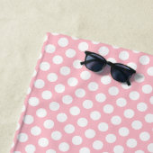 Wit op Roze Medium Size Polka Dots Strandlaken (In situ)