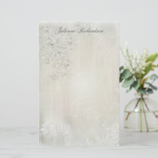  wit op wit bloemig grunge briefpapier (Staand voorkant)