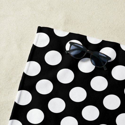 Wit op zwart grote grootte polka stippen strandlaken (In situ)