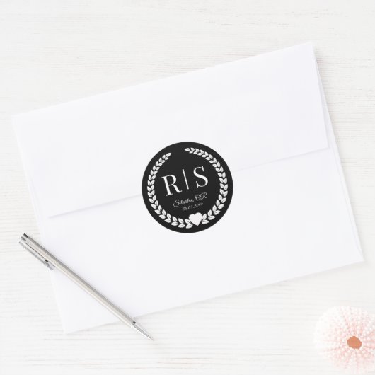 Wit-op-zwart trouwmonogram-initiaal ronde sticker (Envelop)