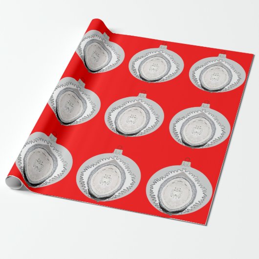 Wit Ornament op rood inpakpapier (Uitgerold)