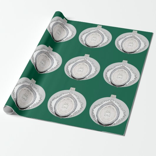 Wit Ornament over groen inpakpapier (Uitgerold)