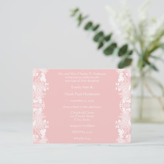 Wit over huwelijksuitnodiging op roze  bloemen uitnodiging briefkaart (Staand voorkant)