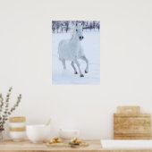 Wit paard dat in de sneeuw loopt poster (Keuken)