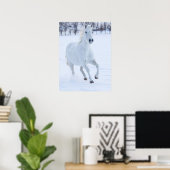 Wit paard dat in de sneeuw loopt poster (Thuiskantoor)