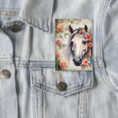 Wit paard in bloemen. button (Insitu)