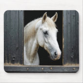 Wit paard in een stabiel raam muismat (Voorkant)