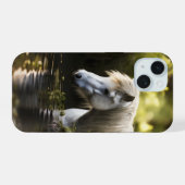 Wit Paard in Vijver iPhone 15 Case (Achterkant horizontaal)