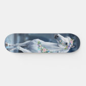 Wit Paard met Bloemen Skateboard (Horizontaal)