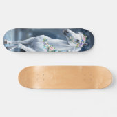 Wit Paard met Bloemen Skateboard (Horizontaal)