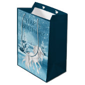  wit paard op sneeuwrijke winterverjaardag medium cadeauzakje (Achterkant Gekanteld)