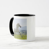 wit paard op weide mok (Voorkant links)