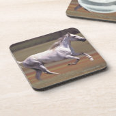 Wit paard rijdt in het veld bier onderzetter (Linkerzijde)