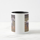 Wit paard rijdt in het veld mok (Midden)