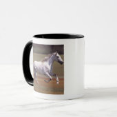 Wit paard rijdt in het veld mok (Voorkant links)