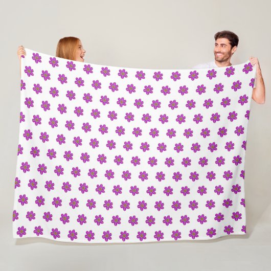 Wit patroon met handbediende paarse bloemen fleece deken (In situ)