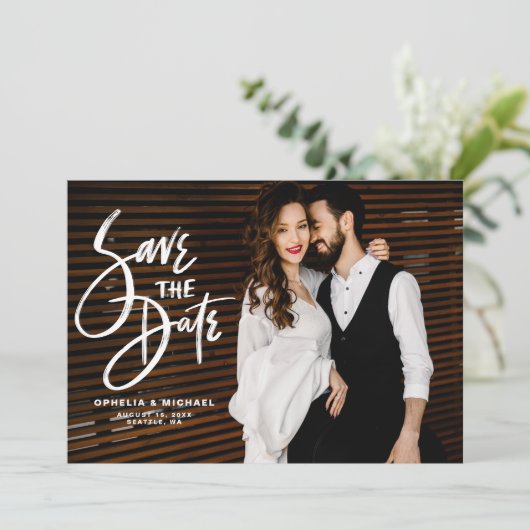 Wit penseelscript belettering foto save the date (Staand voorkant)