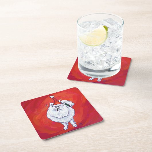 Wit Pommerse in Santa Hat op Rood Kartonnen Onderzetters (Insitu)