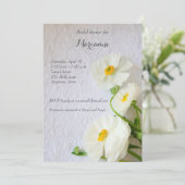 Wit ranunculus op getextureerd papier kaart (Staand voorkant)