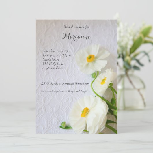 Wit ranunculus op getextureerd papier kaart (Staand voorkant)